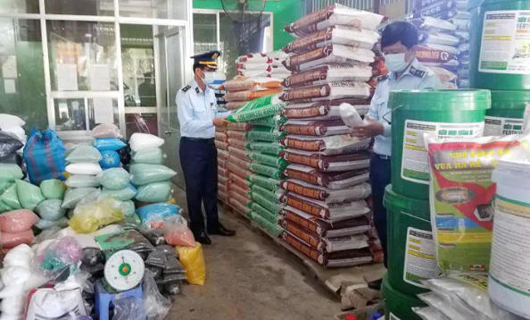 Kiểm tra sản phẩm phân bón tại điểm kinh doanh