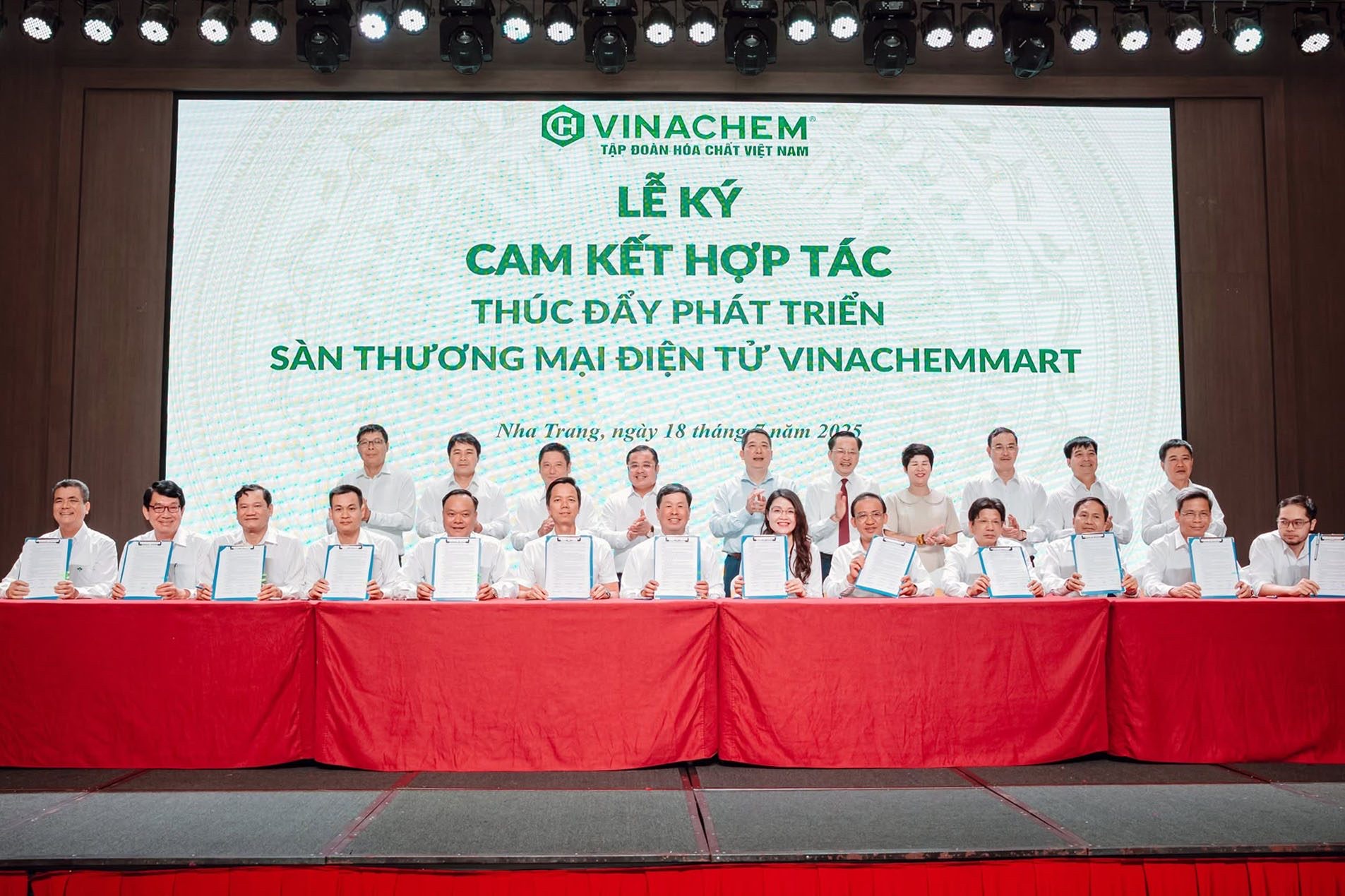 Lễ ký cam kết hợp tác thúc đẩy phát triển sàn thương mại điện tử Vinachemmart